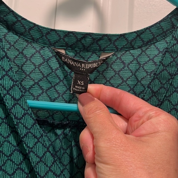 Elegant Green Dress - Picture 2 of 4